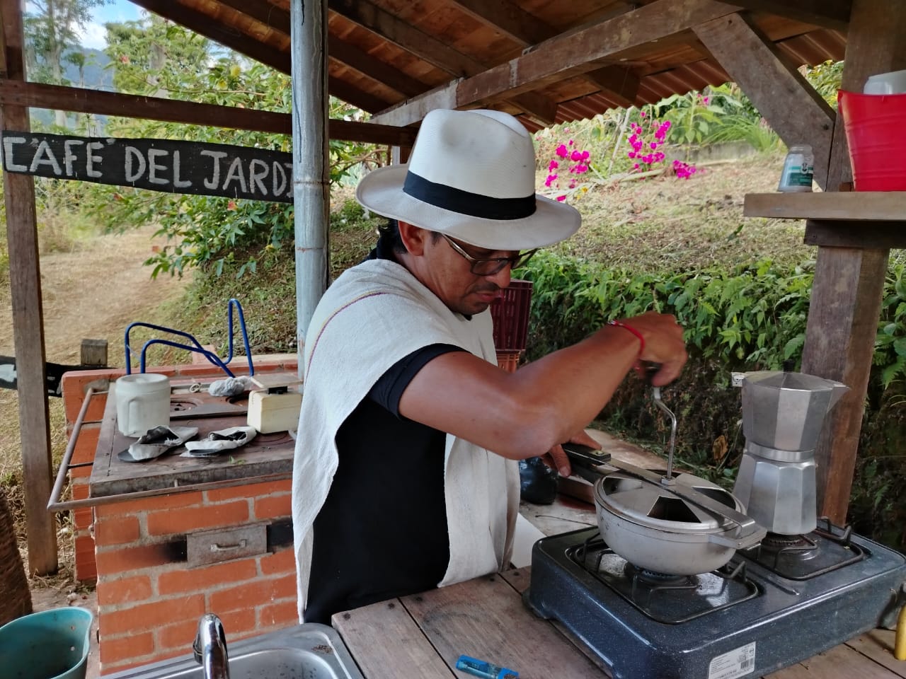 Colando café - Café del Jardín - Antioquia